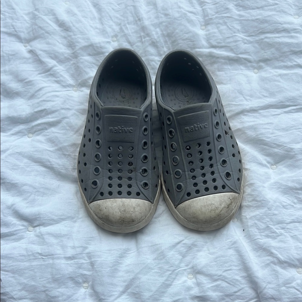 Native Jefferson Toddler Slip on Sneakers in Gray C7